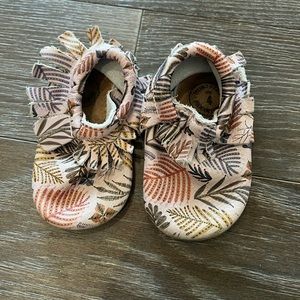 Freshly Picked moccs - size 4 - Fern print